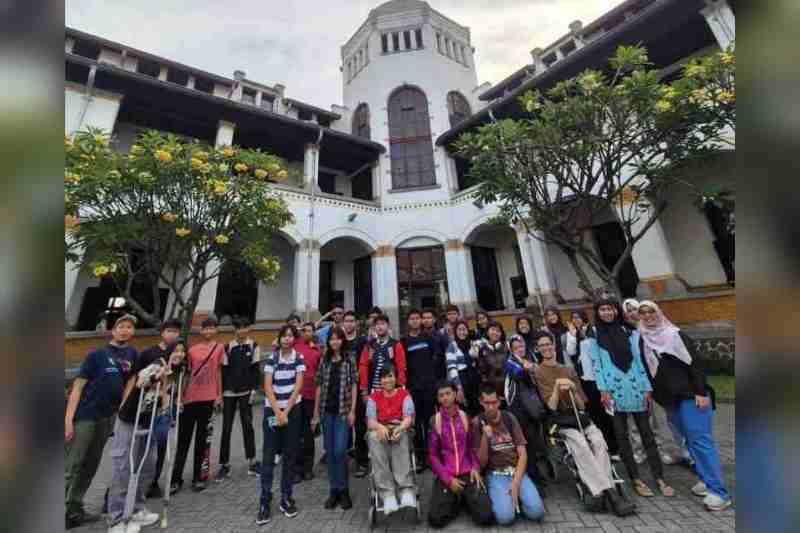 Wisata Inklusi Lawang Sewu: Saat Empati, Toleransi, dan Tawa Bersatu dalam Langkah Nyata Wisata Inklusi Lawang Sewu: Saat Empati, Toleransi, dan Tawa Bersatu dalam Langkah Nyata