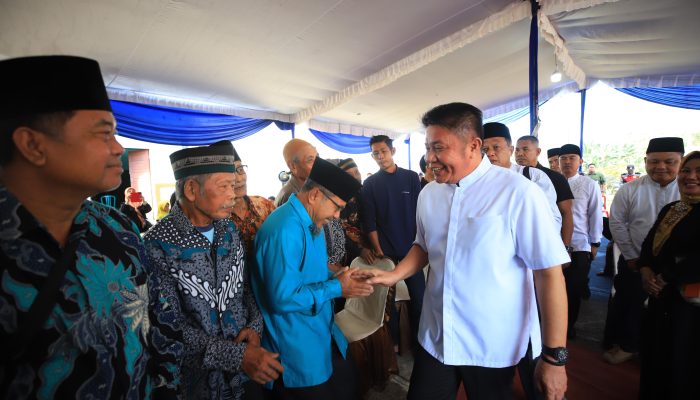 Momentum Asyura, Herman Deru Salurkan Santunan dan Dorong Penguatan Bantuan Hukum di Desa Momentum Asyura, Herman Deru Salurkan Santunan dan Dorong Penguatan Bantuan Hukum di Desa