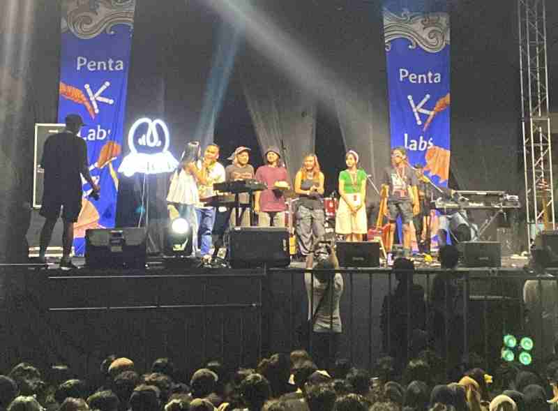 Tulang Lunak di Balik Tembok Kota: Dua Dekade Hysteria dan Nyanyian dari Jalanan Tulang Lunak di Balik Tembok Kota: Dua Dekade Hysteria dan Nyanyian dari Jalanan