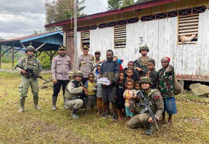 Satgas Ops Damai Cartenz Sambangi Kampung Apom Kiwirok, Salurkan Bantuan Bibit Tanaman dan Alat Tulis Satgas Ops Damai Cartenz Sambangi Kampung Apom Kiwirok, Salurkan Bantuan Bibit Tanaman dan Alat Tulis