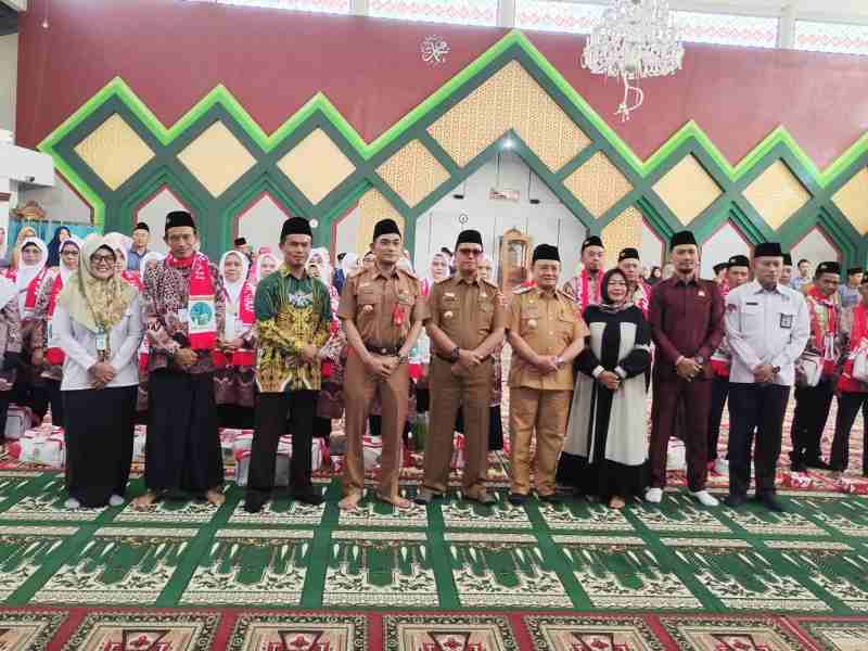 Mad Hasnurin Lepas 53 Jamaah Umroh Asal Lambar, Arrumaisya Jamaah Termuda Mad Hasnurin Lepas 53 Jamaah Umroh Asal Lambar, Arrumaisya Jamaah Termuda