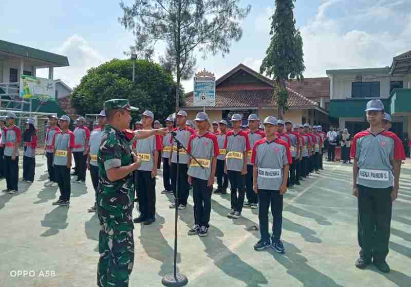Sertu Edi Aryanto dari Koramil 410-06/KDT Gelaran Pelatihan Peraturan Baris Berbaris di SMK 2 Mei Sertu Edi Aryanto dari Koramil 410-06/KDT Gelaran Pelatihan Peraturan Baris Berbaris di SMK 2 Mei