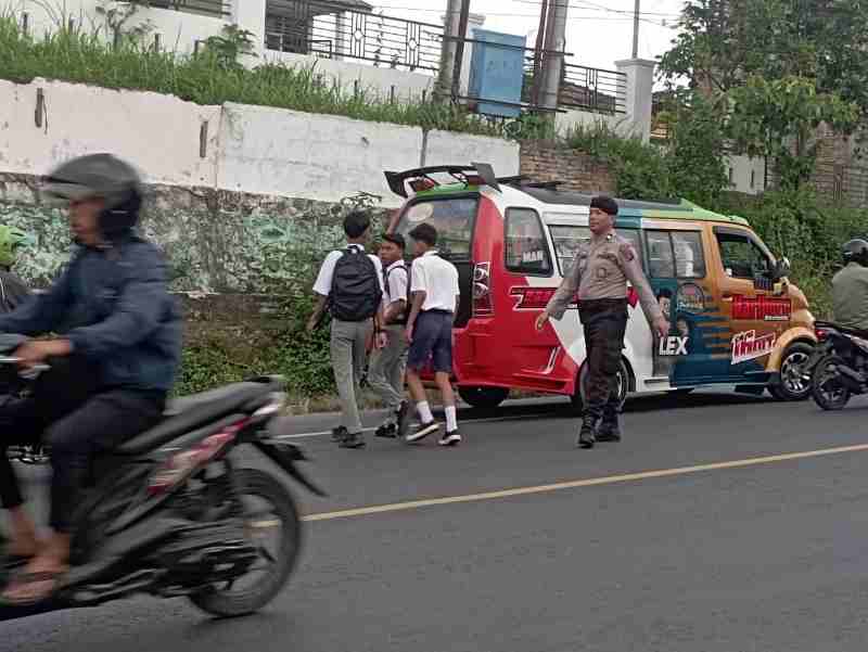 Sat Pam Obvit Polres Simalungun Gelar Strong Point di Jalan Medan-Sinaksak Sat Pam Obvit Polres Simalungun Gelar Strong Point di Jalan Medan-Sinaksak