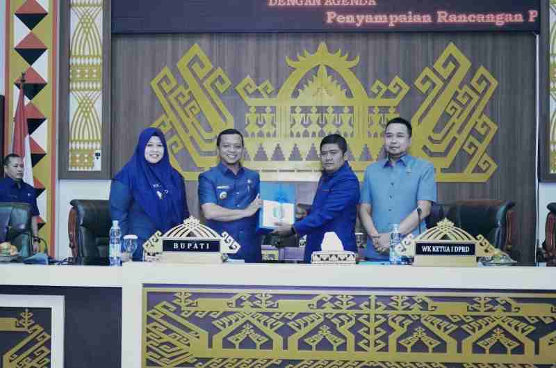 Bupati Riyanto Pamungkas Sampaikan Perubahan KUA-PPAS 2025 Bupati Riyanto Pamungkas Sampaikan Perubahan KUA-PPAS 2025