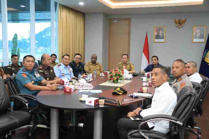 Hadiri Rakor Kesiapan PSU, Pj Gubernur Papua Pastikan PSU Berjalan Aman dan Lancar Hadiri Rakor Kesiapan PSU, Pj Gubernur Papua Pastikan PSU Berjalan Aman dan Lancar