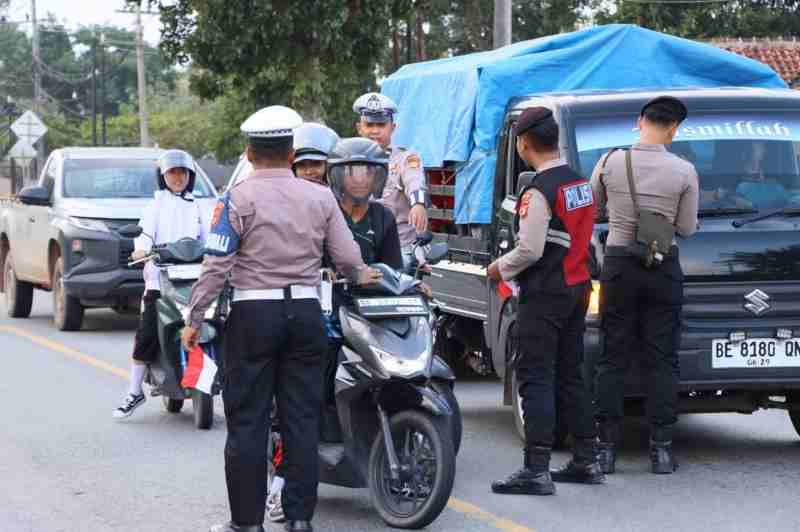 Polres Tulang Bawang Bagikan Ratusan Bendera Merah Putih Gratis Sambut HUT RI Ke-80 Polres Tulang Bawang Bagikan Ratusan Bendera Merah Putih Gratis Sambut HUT RI Ke-80