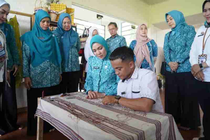 Ketua Dekranasda Provinsi Lampung Kagum Produk Kerajinan Kain Tapis Khas Pringsewu Ketua Dekranasda Provinsi Lampung Kagum Produk Kerajinan Kain Tapis Khas Pringsewu