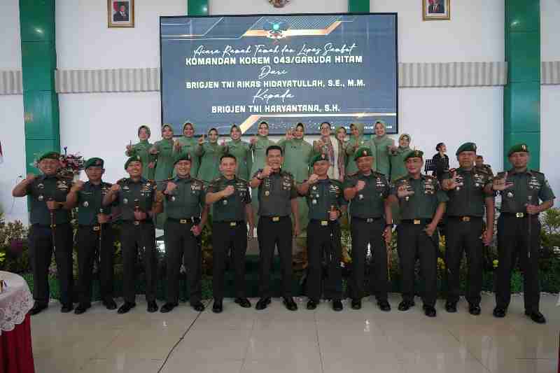 Dandim 0410/KBL Hadiri Acara Penyambutan Danrem 043/Gatam Brigjen.TNI. Haryantana Dandim 0410/KBL Hadiri Acara Penyambutan Danrem 043/Gatam Brigjen.TNI. Haryantana
