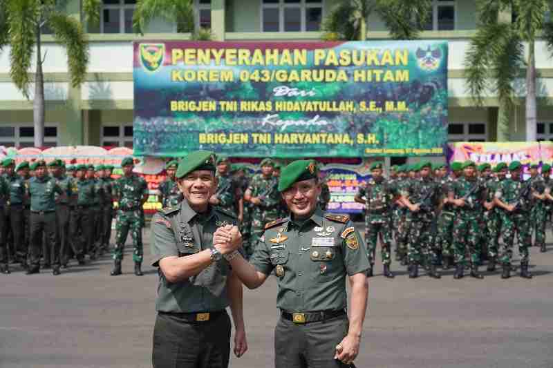 Brigjen TNI Rikas Hidayatullah Serahkan Pasukan Kepada Danrem 043/Gatam yang Baru Brigjen TNI Haryantana Brigjen TNI Rikas Hidayatullah Serahkan Pasukan Kepada Danrem 043/Gatam yang Baru Brigjen TNI Haryantana