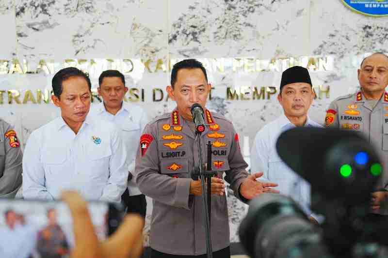 Tinjau Penanganan Karhutla Kalbar, Kapolri Ungkap Titik Api Terus Menurun Tinjau Penanganan Karhutla Kalbar, Kapolri Ungkap Titik Api Terus Menurun