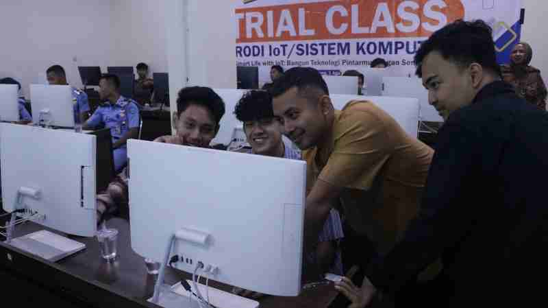 Calon Mahasiswa Baru IIB Darmajaya Lebih Mengenal IoT Lewat Trial Class Sistem Komputer Calon Mahasiswa Baru IIB Darmajaya Lebih Mengenal IoT Lewat Trial Class Sistem Komputer