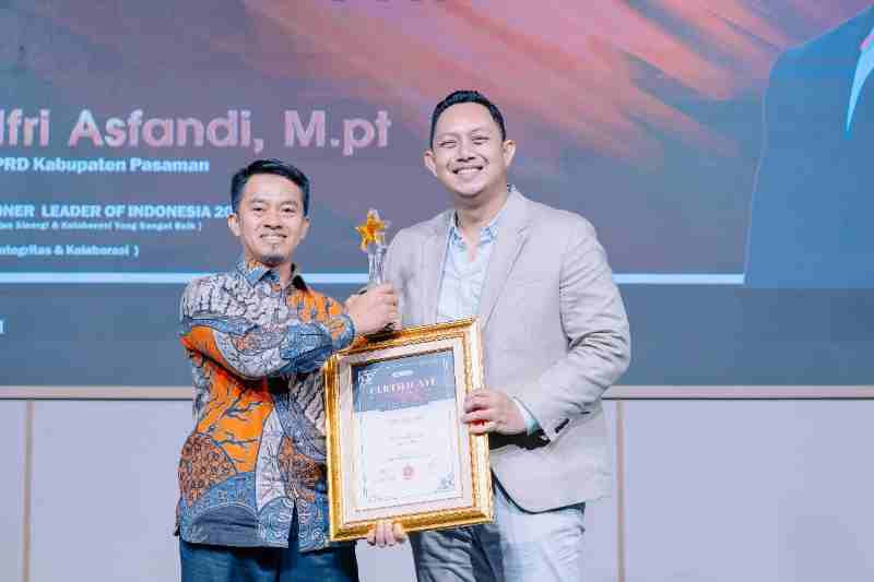 Ketua DPRD Pasaman Terima Penghargaan Tokoh Nasional Seven Media Award 2025 Ketua DPRD Pasaman Terima Penghargaan Tokoh Nasional Seven Media Award 2025