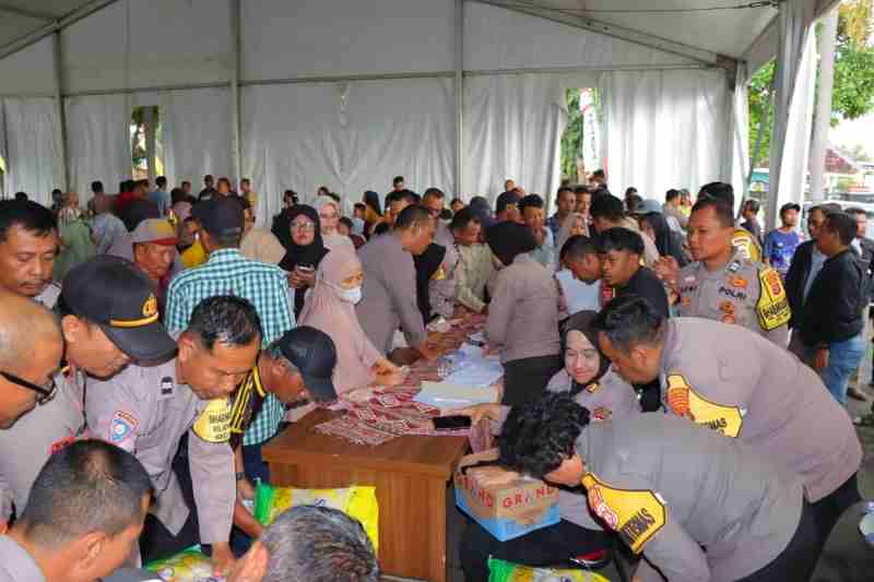 Polresta Bandar Lampung Gelar Gerakan Pangan Murah, 4,1 Ton Beras SPHP Ludes Terjual Polresta Bandar Lampung Gelar Gerakan Pangan Murah, 4,1 Ton Beras SPHP Ludes Terjual