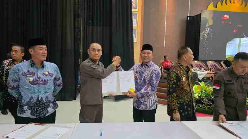 Parosil Mabsus Tandatangani MoU Kesepakatan Jaga Desa Dengan Kajari Lampung Barat Parosil Mabsus Tandatangani MoU Kesepakatan Jaga Desa Dengan Kajari Lampung Barat