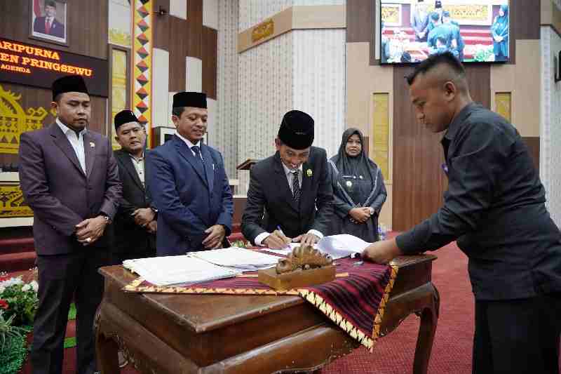 Bupati & Pimpinan DPRD Pringsewu Teken Nota Kesepakatan KUA-PPAS 2026 & Perubahan 2025 Bupati & Pimpinan DPRD Pringsewu Teken Nota Kesepakatan KUA-PPAS 2026 & Perubahan 2025