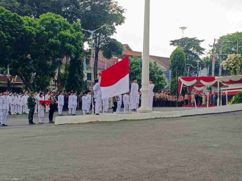 Dandim Letkol. Arm Roni Hermawan, Ikuti Upacara Pengibaran Bendera di Pemkot Bandar Lampung Dandim Letkol. Arm Roni Hermawan, Ikuti Upacara Pengibaran Bendera di Pemkot Bandar Lampung