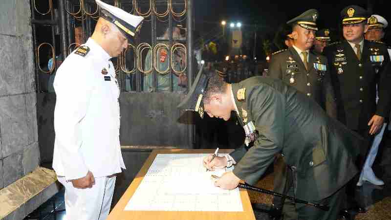 Hening Cipta untuk Pahlawan, Danrem Irup Apel Kehormatan dan Renungan Suci di TMP Kedaton Lampung Hening Cipta untuk Pahlawan, Danrem Irup Apel Kehormatan dan Renungan Suci di TMP Kedaton Lampung