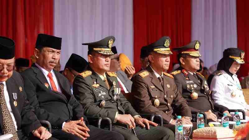 Danrem Bersama Forkopimda Lampung Ikuti Upacara dan Detik-detik Proklamasi HUT ke-80 Kemerdekaan RI Danrem Bersama Forkopimda Lampung Ikuti Upacara dan Detik-detik Proklamasi HUT ke-80 Kemerdekaan RI