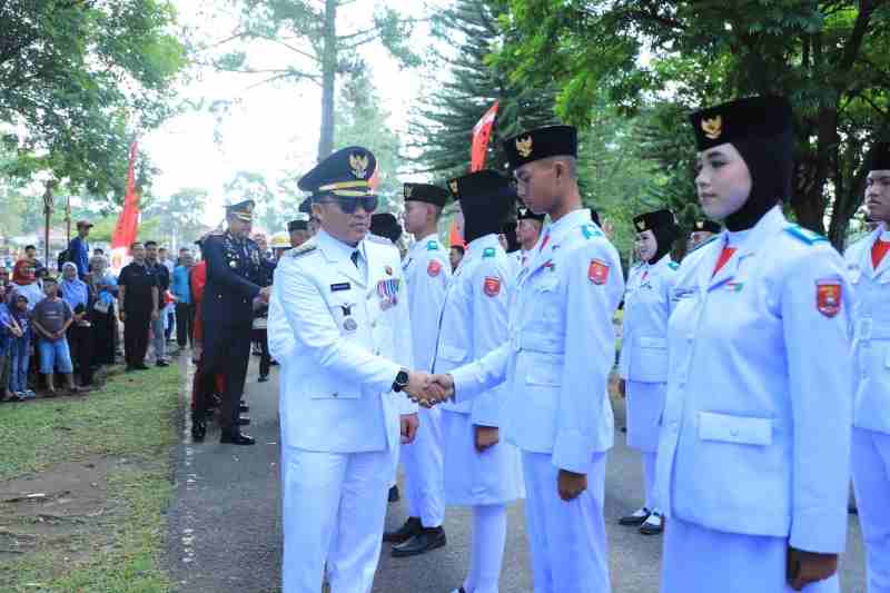 Parosil Mabsus Janjikan Reward bagi 50 Anggota Paskibraka Lampung Barat Parosil Mabsus Janjikan Reward bagi 50 Anggota Paskibraka Lampung Barat