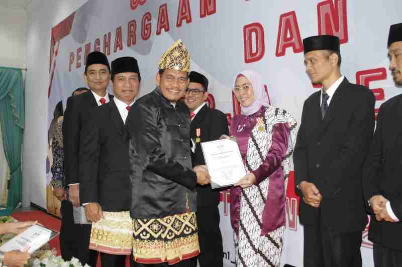 PTPN I Regional 7 Beri Penghargaan Masa Pengabdian PTPN I Regional 7 Beri Penghargaan Masa Pengabdian