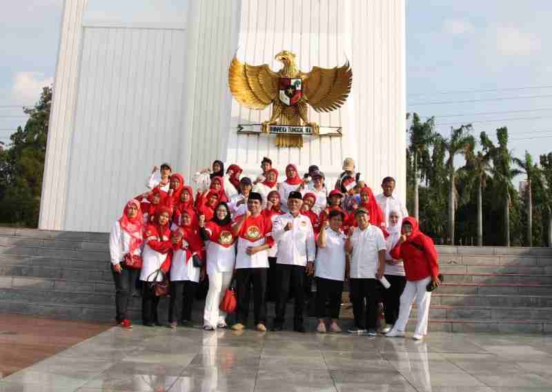 Gerakan Rakyat Nusantara (GRN) Maknai HUT ke-80 RI dengan Tabur Bunga di TMP Kalibata Gerakan Rakyat Nusantara (GRN) Maknai HUT ke-80 RI dengan Tabur Bunga di TMP Kalibata