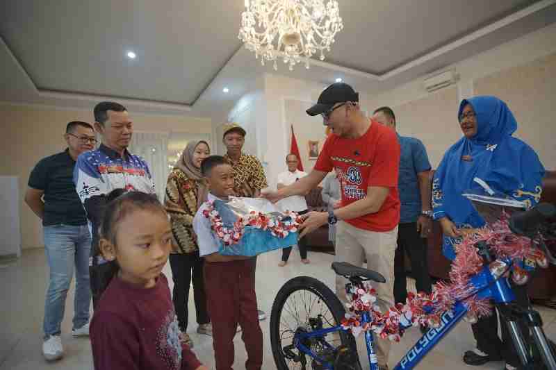 Aksi Viral Raihan Panjat Tiang Bendera, Gubernur Mirza Beri Hadiah Sepeda hingga Tabungan Aksi Viral Raihan Panjat Tiang Bendera, Gubernur Mirza Beri Hadiah Sepeda hingga Tabungan