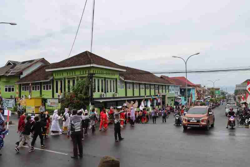 Sat Lantas Polres Tanggamus dan Polsek Kota Agung Amankan Karnaval Anak PAUD, TK dan SD HUT ke-80 RI Sat Lantas Polres Tanggamus dan Polsek Kota Agung Amankan Karnaval Anak PAUD, TK dan SD HUT ke-80 RI