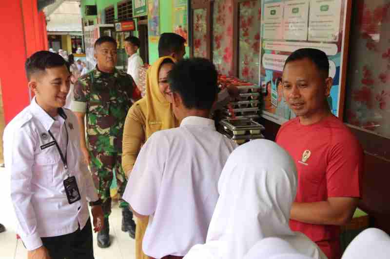 Babinsa Kelurahan Langkapura Dampingi Dandim 0410/KBL Launching MBG SPPG LA Garden Babinsa Kelurahan Langkapura Dampingi Dandim 0410/KBL Launching MBG SPPG LA Garden