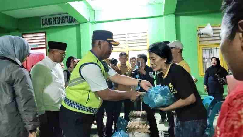Kapolres dan Bupati Simalungun Salurkan Bantuan Untuk Korban Kebakaran Pasar Serbalawan Kapolres dan Bupati Simalungun Salurkan Bantuan Untuk Korban Kebakaran Pasar Serbalawan