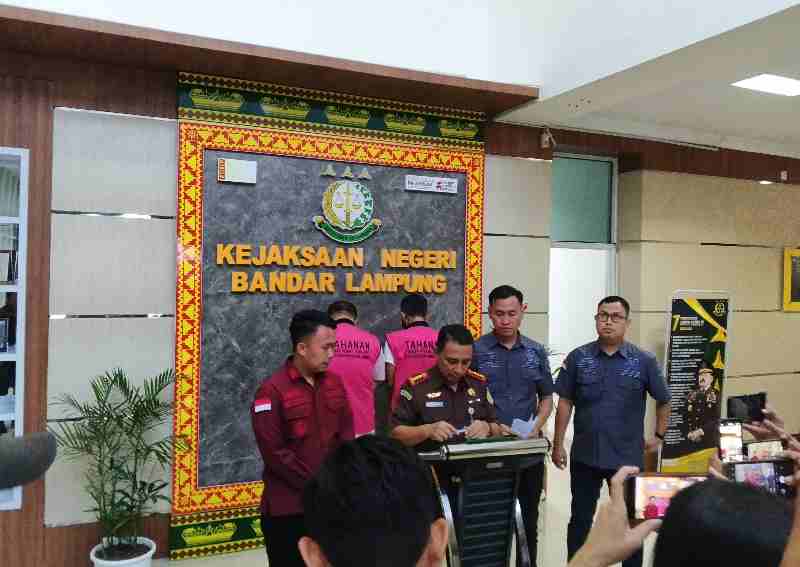 Kejari Bandar Lampung Tetapkan Tersangka Perkara Dugaan Tindak Pidana Korupsi Retribusi Pasar Gudang Lelang Kejari Bandar Lampung Tetapkan Tersangka Perkara Dugaan Tindak Pidana Korupsi Retribusi Pasar Gudang Lelang