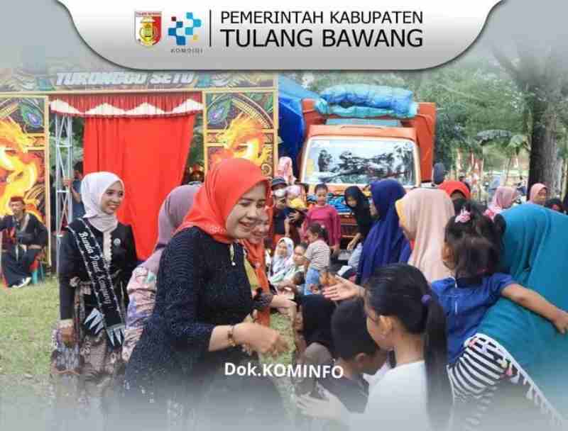 Ketua TP PKK Tulang Bawang Saksikan Pertunjukan Seni Kuda Lumping dan Sapa Warga Ketua TP PKK Tulang Bawang Saksikan Pertunjukan Seni Kuda Lumping dan Sapa Warga