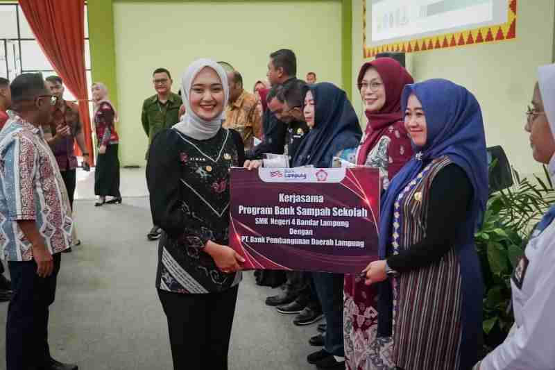 Bank Sampah Sekolah Diluncurkan, Siswa Didorong Jadi Agen Perubahan Lingkungan Bank Sampah Sekolah Diluncurkan, Siswa Didorong Jadi Agen Perubahan Lingkungan