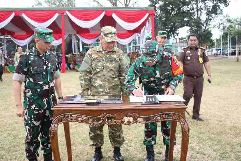 Penandatanganan Naskah, Tanda Resminya Penutupan TMMD ke-125 Kodim 0426/Tulang Bawang Penandatanganan Naskah, Tanda Resminya Penutupan TMMD ke-125 Kodim 0426/Tulang Bawang