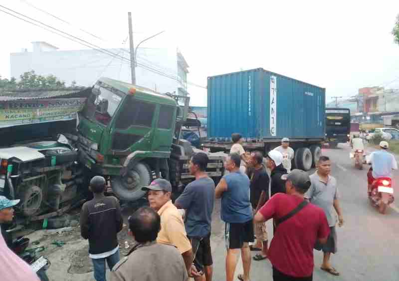 Truk Tabrak Minibus dan Rumah Warga, 7 Korban Luka Ringan Truk Tabrak Minibus dan Rumah Warga, 7 Korban Luka Ringan