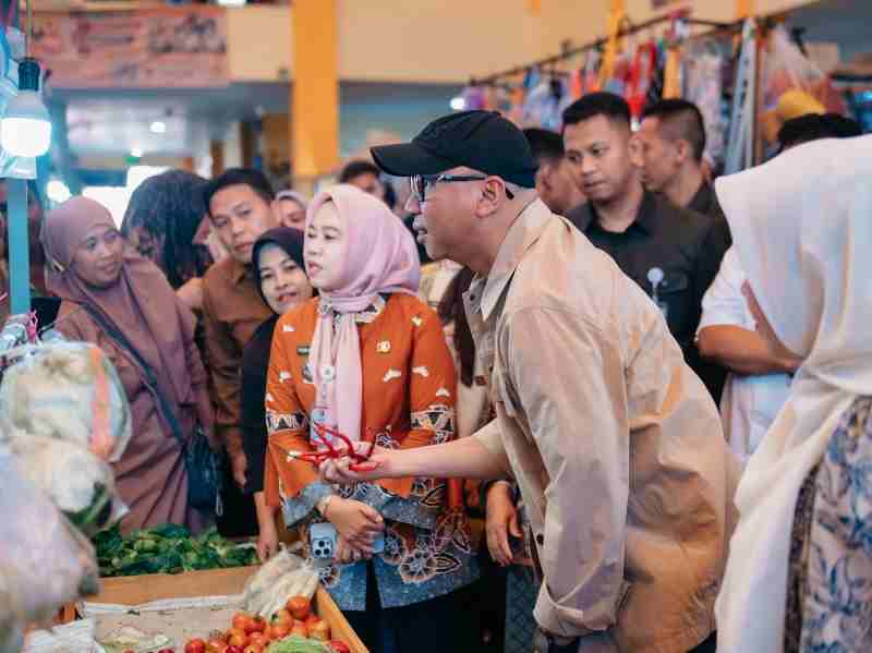Tinjau Pasar Natar, Gubernur Mirza Temukan Harga Minyak Goreng Lebih Tinggi dari HET Tinjau Pasar Natar, Gubernur Mirza Temukan Harga Minyak Goreng Lebih Tinggi dari HET