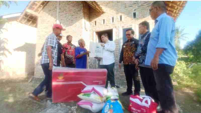 Bupati Lamsel Tanggap Cepat, Bantu Lansia Pemulung Korban Penggusuran JTTS Bupati Lamsel Tanggap Cepat, Bantu Lansia Pemulung Korban Penggusuran JTTS