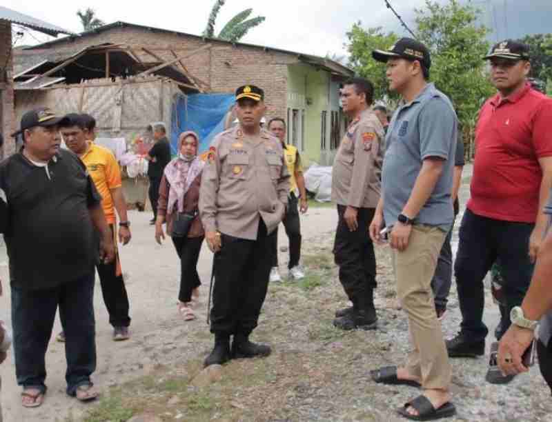 Kapolres dan Wabup Sergai Salurkan Bantuan Bagi 350 Rumah Terdampak Puting Beliung Kapolres dan Wabup Sergai Salurkan Bantuan Bagi 350 Rumah Terdampak Puting Beliung