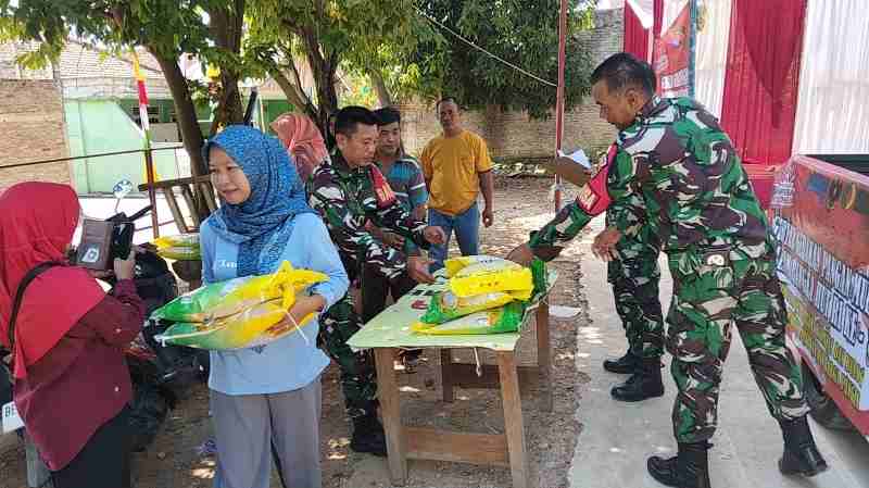 Koramil 410-04/TKT Gelar Kegiatan Penyaluran Beras di Tanjung Senang Koramil 410-04/TKT Gelar Kegiatan Penyaluran Beras di Tanjung Senang