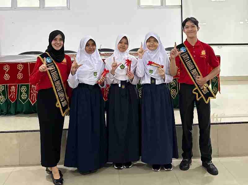 Duta Bahasa Lampung 2025 Sosialisasikan Krida Kebahasaan di SMP Al-Azhar 3 Bandarlampung Duta Bahasa Lampung 2025 Sosialisasikan Krida Kebahasaan di SMP Al-Azhar 3 Bandarlampung