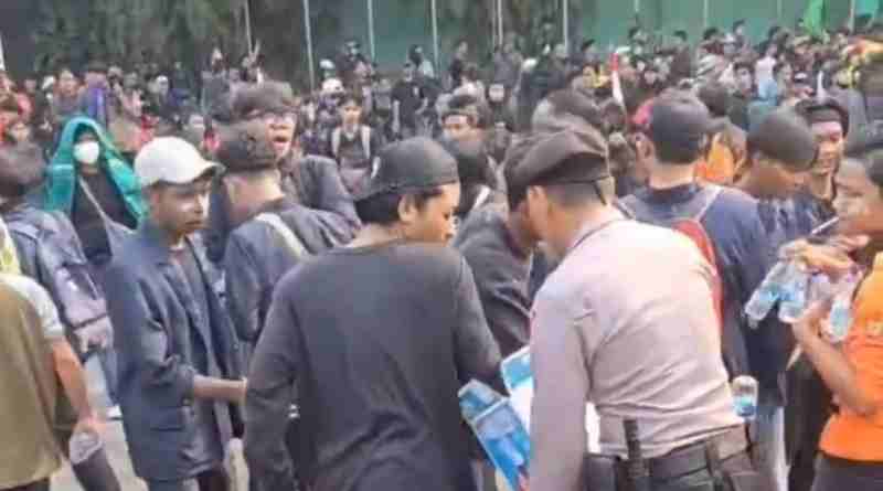 Humanis, Polisi Bagikan Air Pada Massa Aksi Unjuk Rasa di DPR Humanis, Polisi Bagikan Air Pada Massa Aksi Unjuk Rasa di DPR