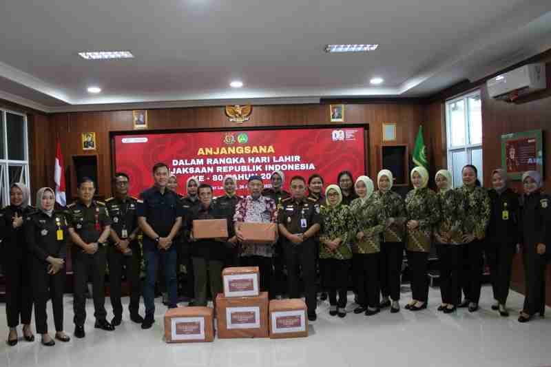 Kejari Bandar Lampung Gelar Bakti Sosial & Anjangsana di Hari Lahir Kejaksaan RI ke-80 Tahun 2025 Kejari Bandar Lampung Gelar Bakti Sosial & Anjangsana di Hari Lahir Kejaksaan RI ke-80 Tahun 2025