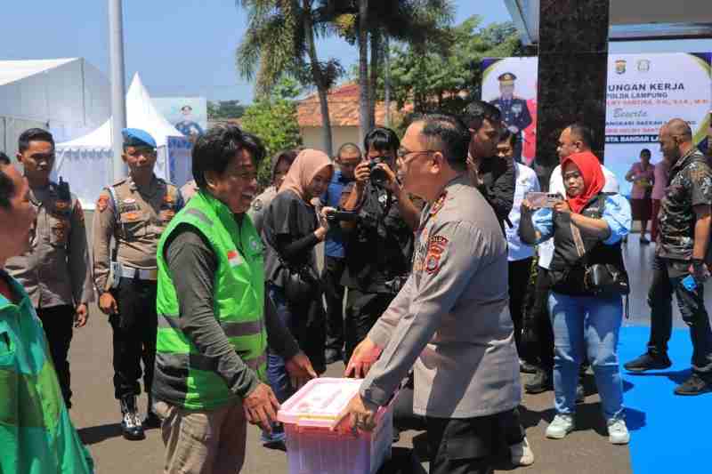 Ringankan Beban Warga, Kapolda Lampung Bagikan 50 Paket Sembako untuk Pekerja Informal Ringankan Beban Warga, Kapolda Lampung Bagikan 50 Paket Sembako untuk Pekerja Informal