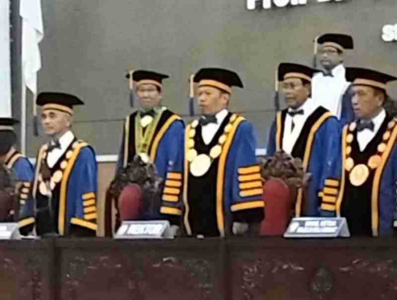 Tiga Guru Besar Undip Terima Penghormatan dalam Upacara Purna Adi Cendekia Tiga Guru Besar Undip Terima Penghormatan dalam Upacara Purna Adi Cendekia