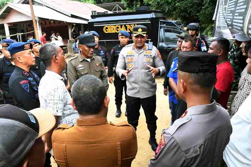 Kapolres Aceh Timur Imbau Warga Banda Alam Tidak Panik, Gegana Telusuri Sumber Bau Misterius Kapolres Aceh Timur Imbau Warga Banda Alam Tidak Panik, Gegana Telusuri Sumber Bau Misterius
