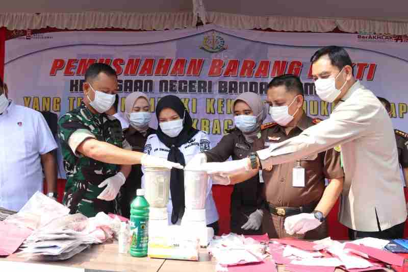 Dandim 0410/KBL Hadiri Pemusnahan Barang Bukti di Halaman Kejari Bandar Lampung Dandim 0410/KBL Hadiri Pemusnahan Barang Bukti di Halaman Kejari Bandar Lampung