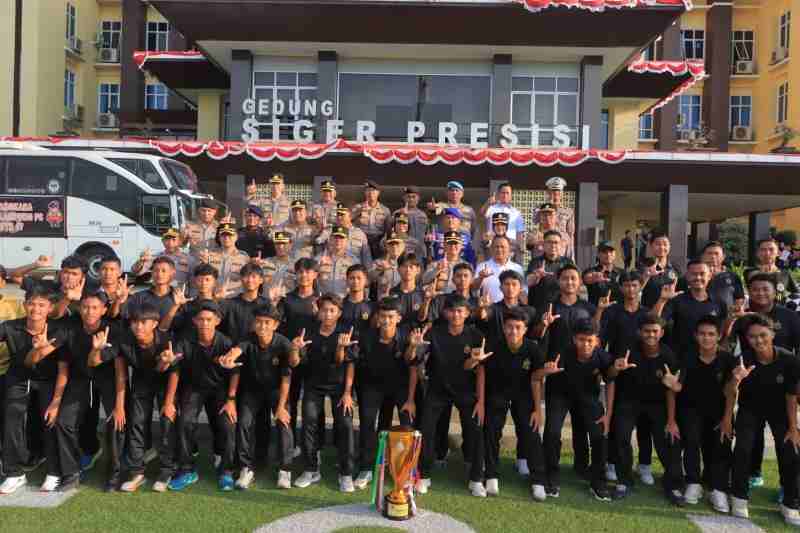 Bhayangkara Presisi Lampung Dilepas Kapolda untuk Berlaga di Piala Soeratin Nasional Bhayangkara Presisi Lampung Dilepas Kapolda untuk Berlaga di Piala Soeratin Nasional