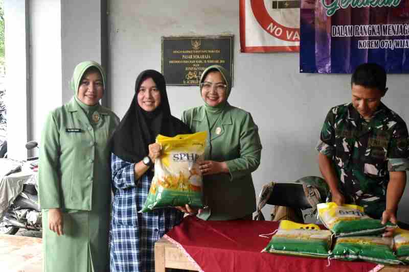 Standarkan Harga Dipasaran, Korem 071/Wijayakusuma Pasarkan Beras SPHP Bulog Standarkan Harga Dipasaran, Korem 071/Wijayakusuma Pasarkan Beras SPHP Bulog