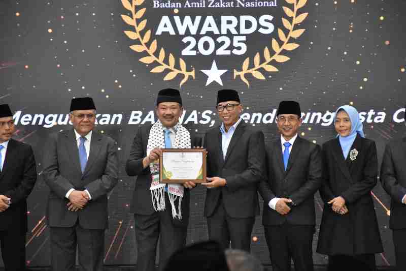 Gubernur Mirza Raih Penghargaan sebagai Kepala Daerah Pendukung Gerakan Zakat Indonesia Gubernur Mirza Raih Penghargaan sebagai Kepala Daerah Pendukung Gerakan Zakat Indonesia