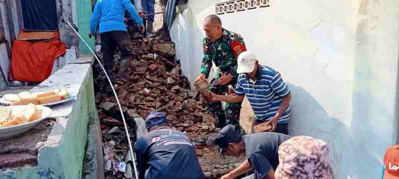 Koramil 410-05/TKP Bantu Warga Gunung Sari Lakukan Aksi Gotong Royong Koramil 410-05/TKP Bantu Warga Gunung Sari Lakukan Aksi Gotong Royong