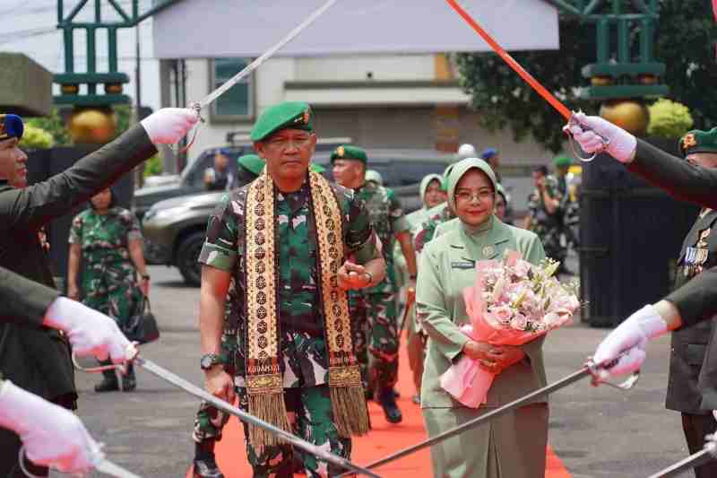 Danrem Hadiri Tradisi Penyambutan dan Penerimaan Pangdam serta Ketua Persit KCK Daerah XXI/RI Danrem Hadiri Tradisi Penyambutan dan Penerimaan Pangdam serta Ketua Persit KCK Daerah XXI/RI